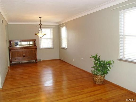 5th image of 82 Decorah Dr