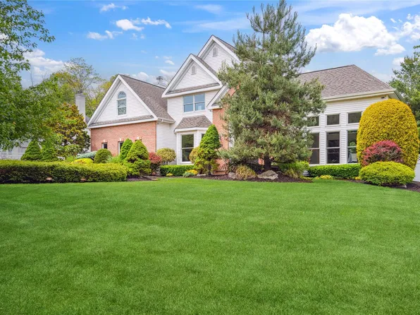 3 Sugar Maple Court, Dix Hills, NY 11746