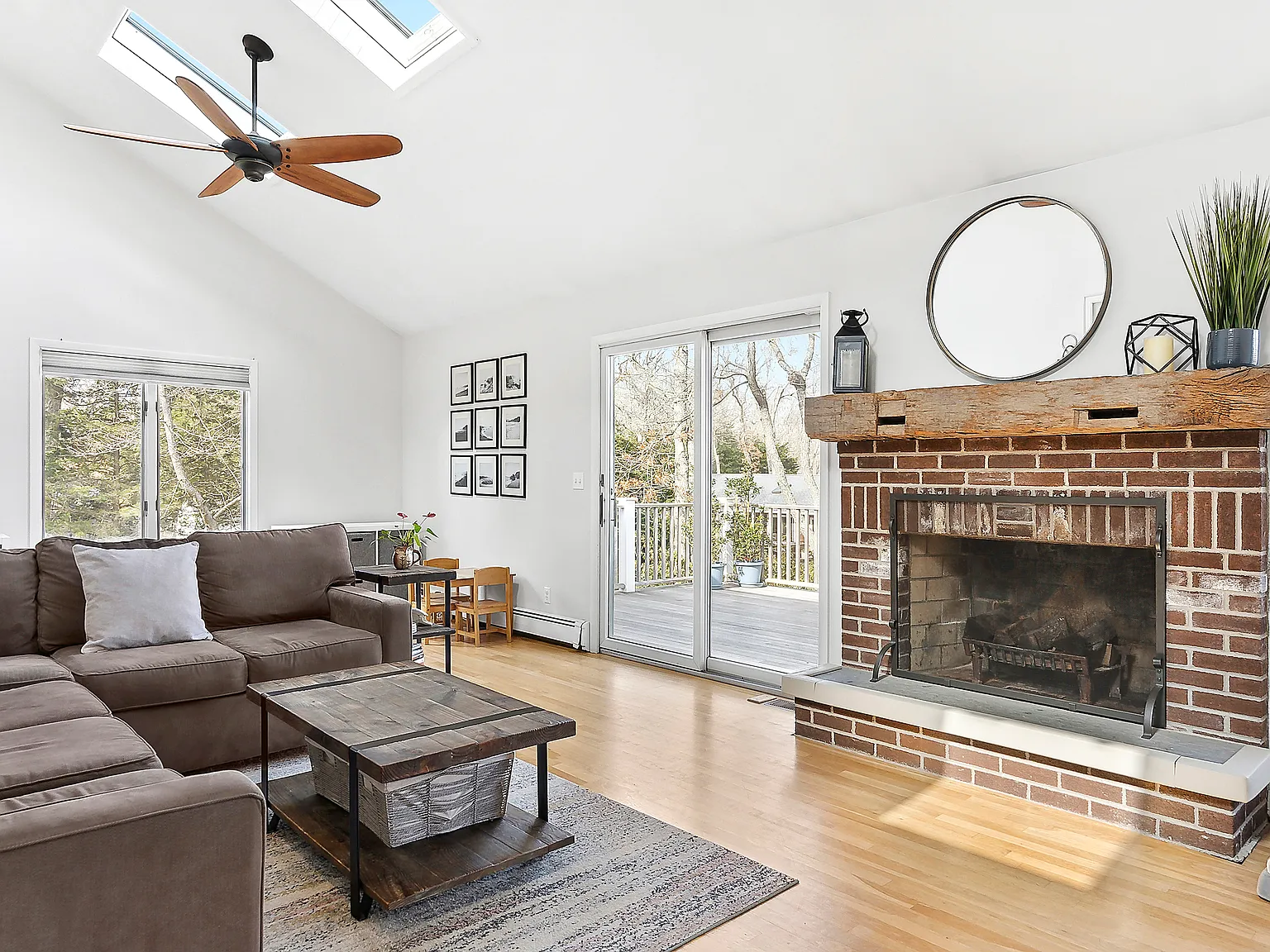 Hamptons Home with spacious yard near Bay Beach — Photo 4