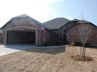 2804 39th St, Moore, OK 73160