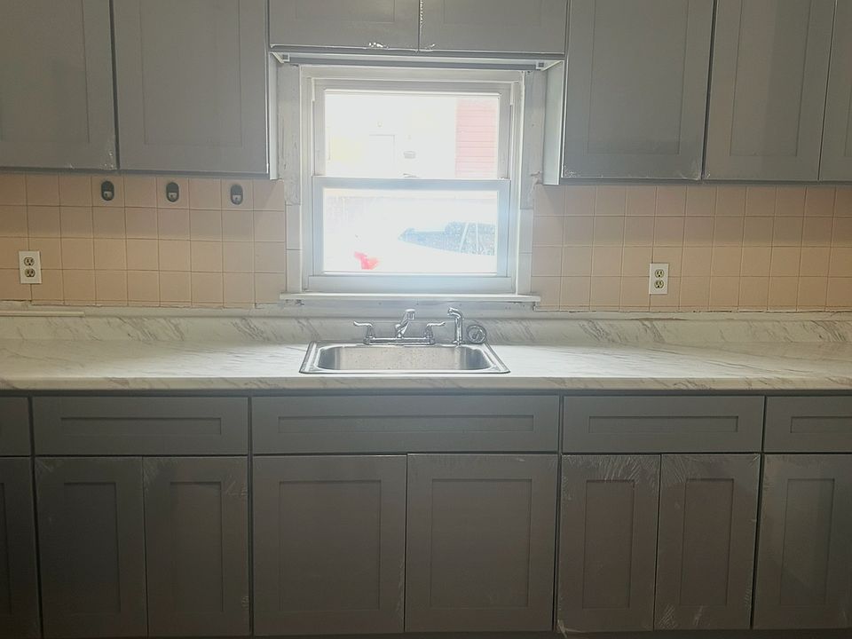1st image of 1901 Fairview Ave #1
