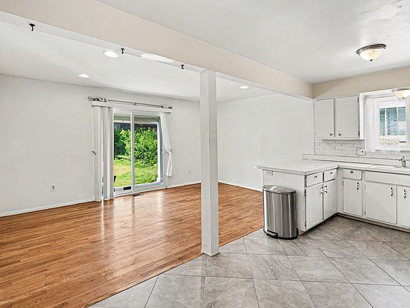 4th image of 33221 Clifton Dr