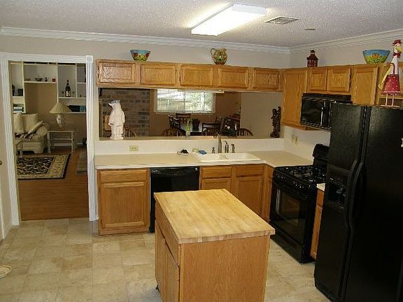 KItchen with island.