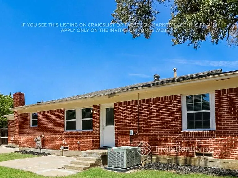 310 E Huitt Ln — Photo 13