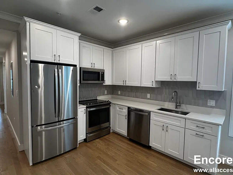 104 Warren St #8 — Photo 3