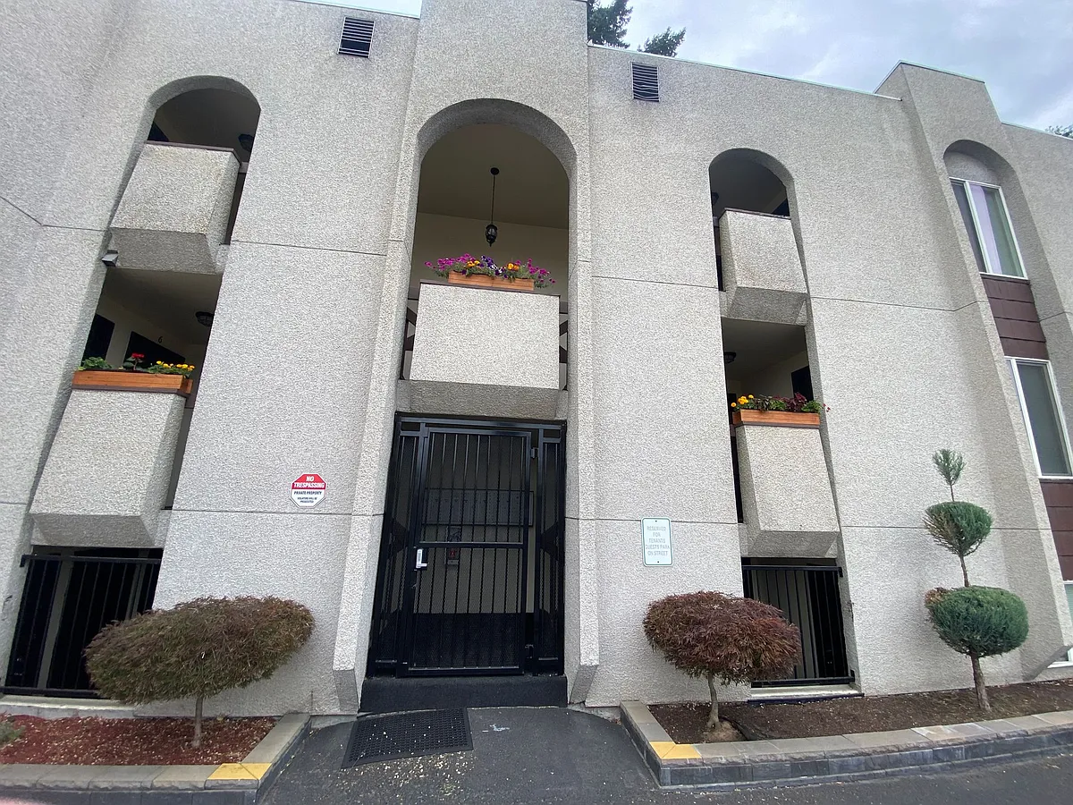 Building Photo - 827 E Ermina Ave
