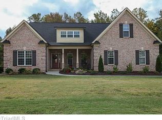 8927 Grove Park Dr, Oak Ridge, NC 27310