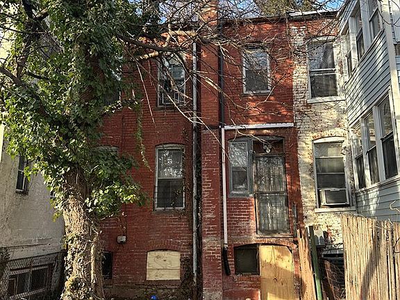 2nd image of 606 Kenyon St NW