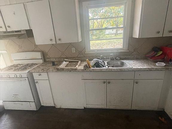 4th image of 1043 Deryll St