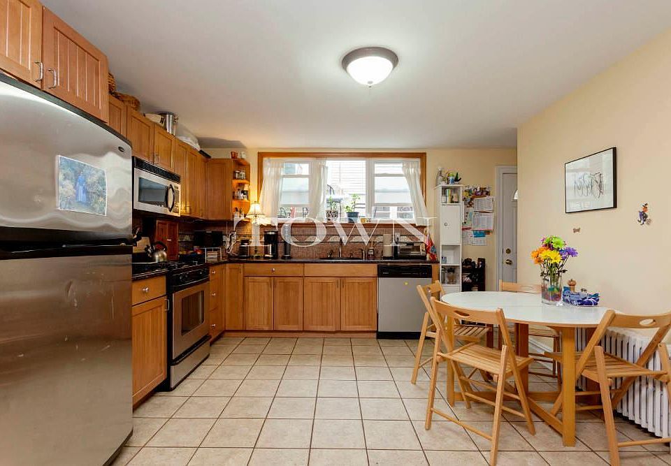 2nd image of 586 20th St APT 1