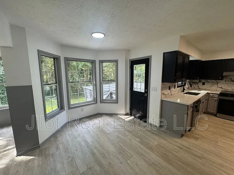 63 Lakeview Ln — Photo 5