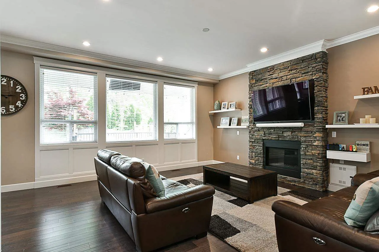 5 bed, 2.5 bath, 2500 sqft, $4,300 — Photo 3