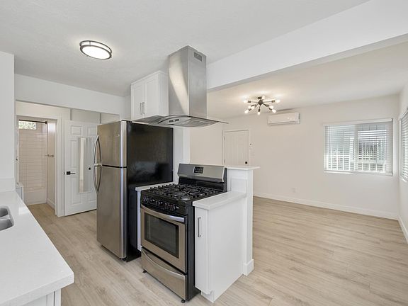 3rd image of 2023 W Jefferson Blvd #1/2