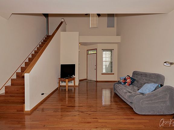 5th image of 555 Shakespeare Dr
