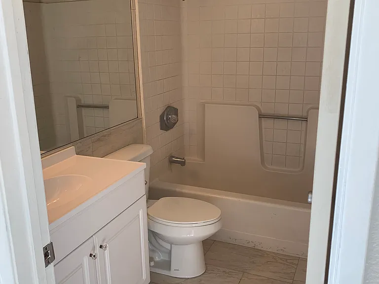 707 W 4th St #7 — Photo 13