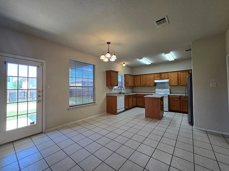 4708 Golden Gate Dr — Photo 7