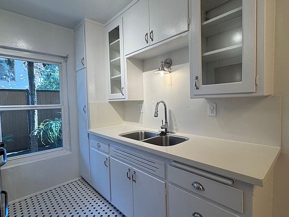 2nd image of 1933 N Beachwood Dr #102