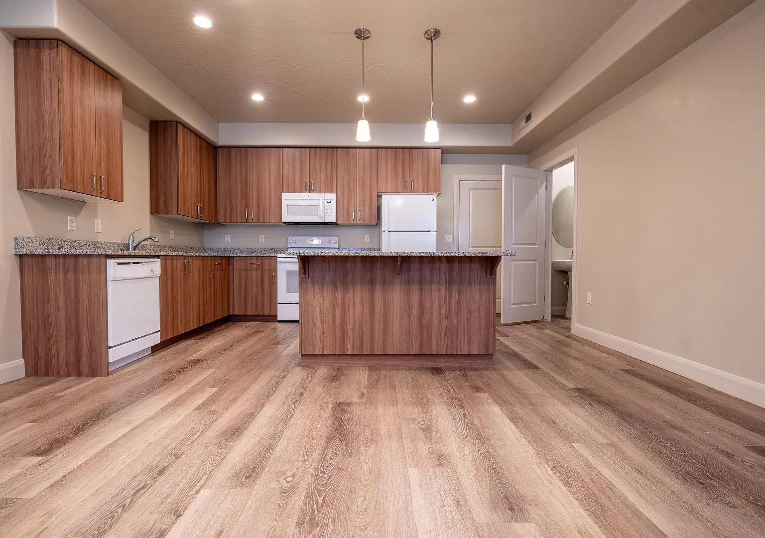 Available Now! 3bed 2 bath home for rent, small dog allowed! — Photo 2