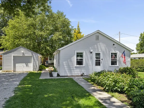 1802 W 2nd St, Coal Valley, IL 61240
