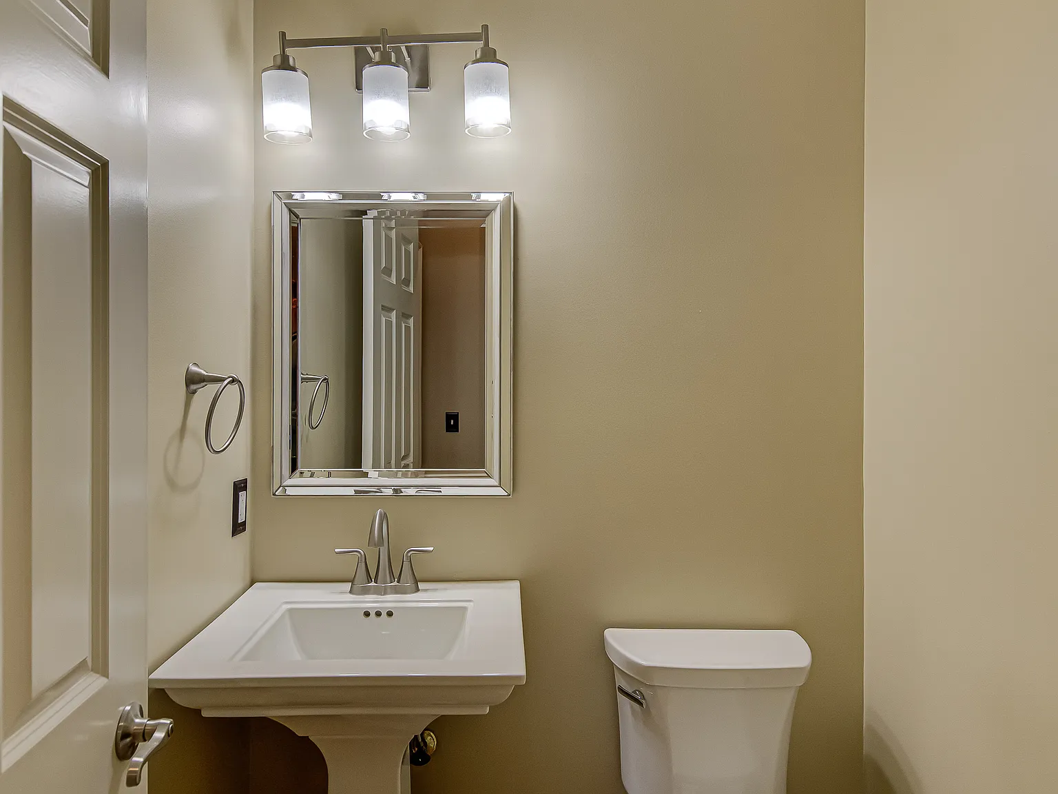 4 bed, 4.5 bath, 5780 sqft, $5,200 — Photo 4