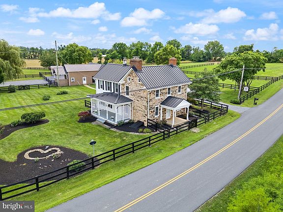 2nd image of 20596 Airmont Rd