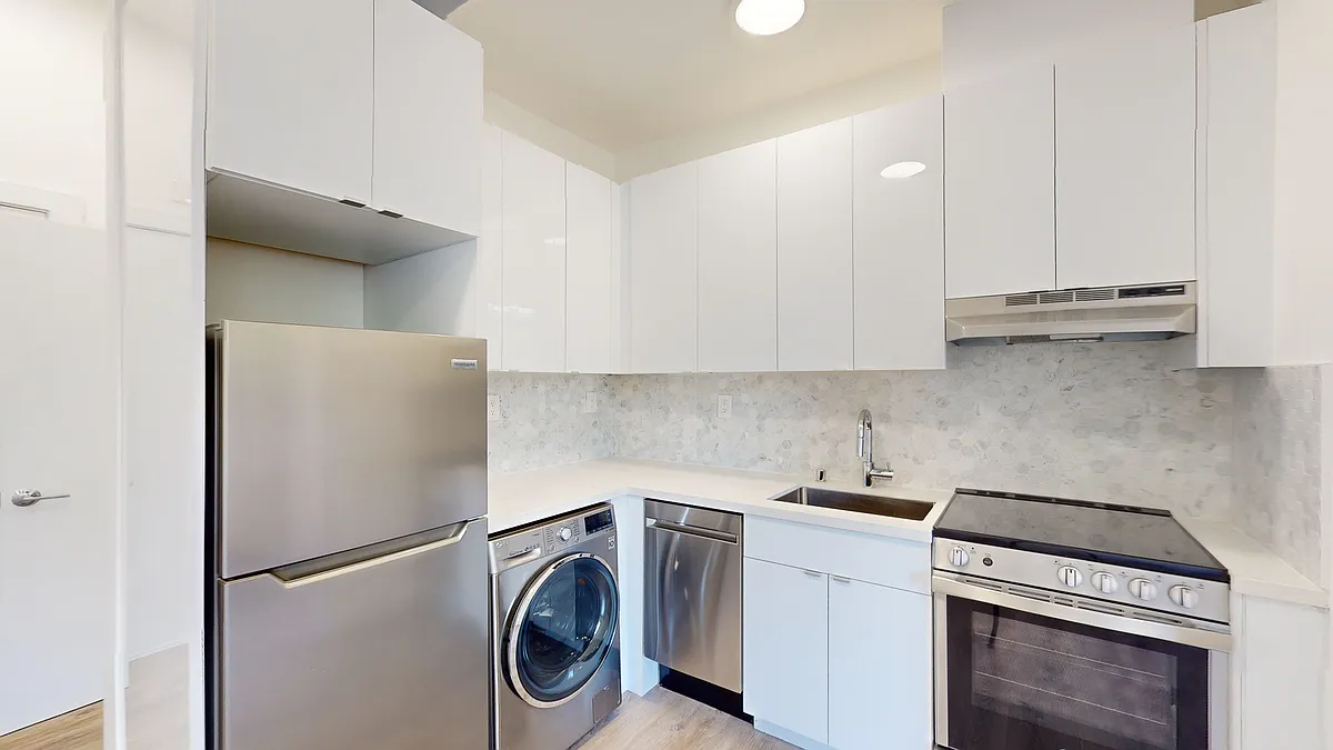 Building Photo - 3099 Washington St #2
