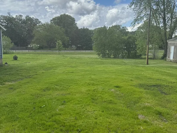 614 E Livingston St, Monticello, IL 61856