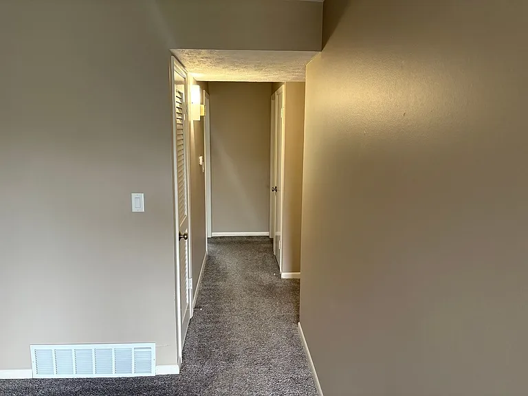Bristol Square Apartments — Photo 29