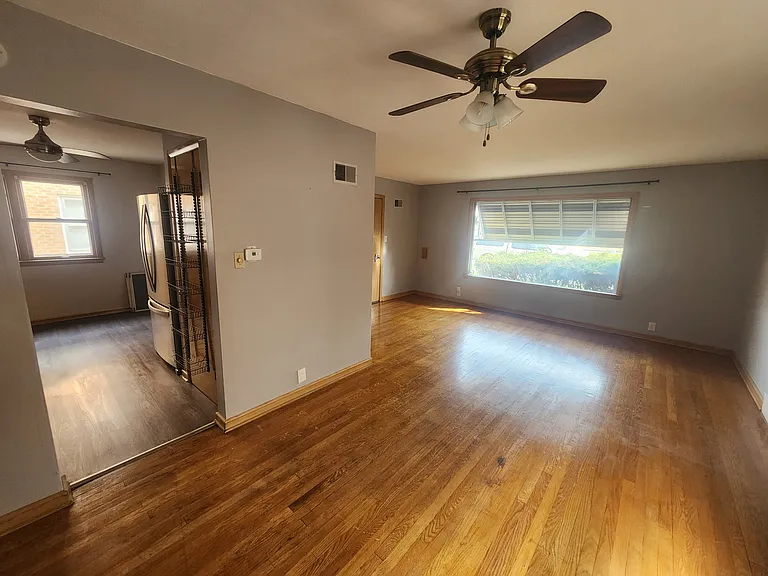 8118 W Burleigh St — Photo 2