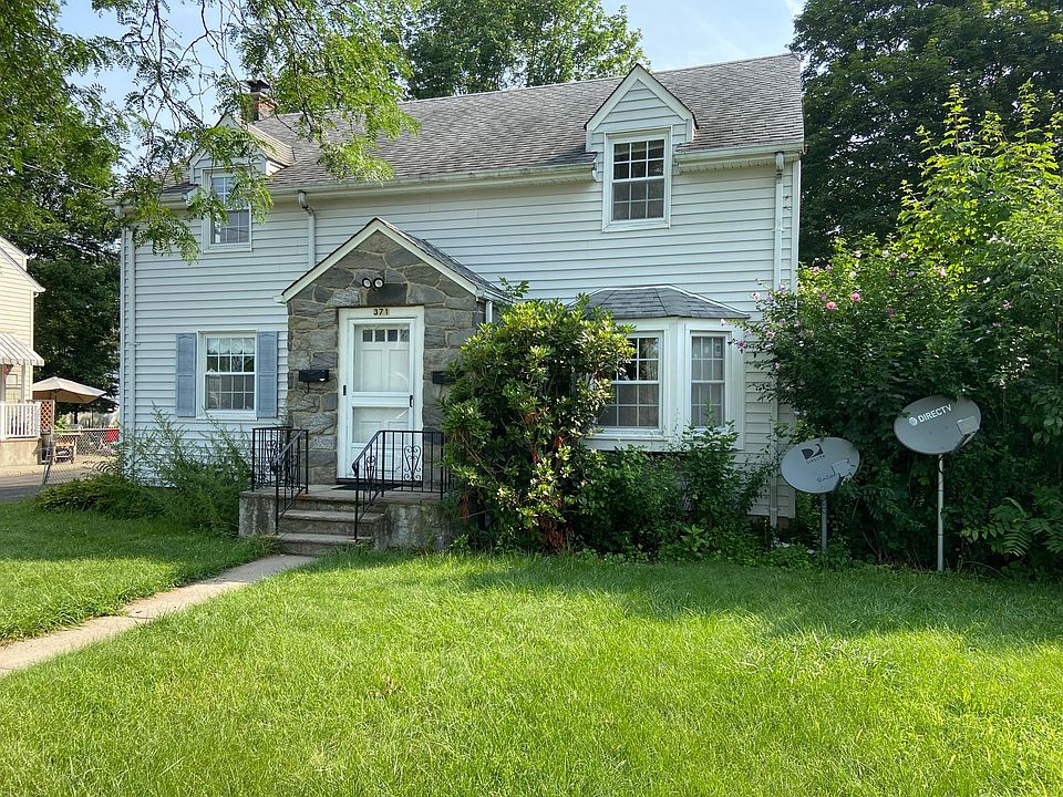 Front of House - Apartment is on second floor