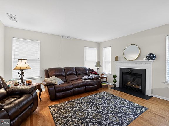 5th image of 135 Sugarbush Dr