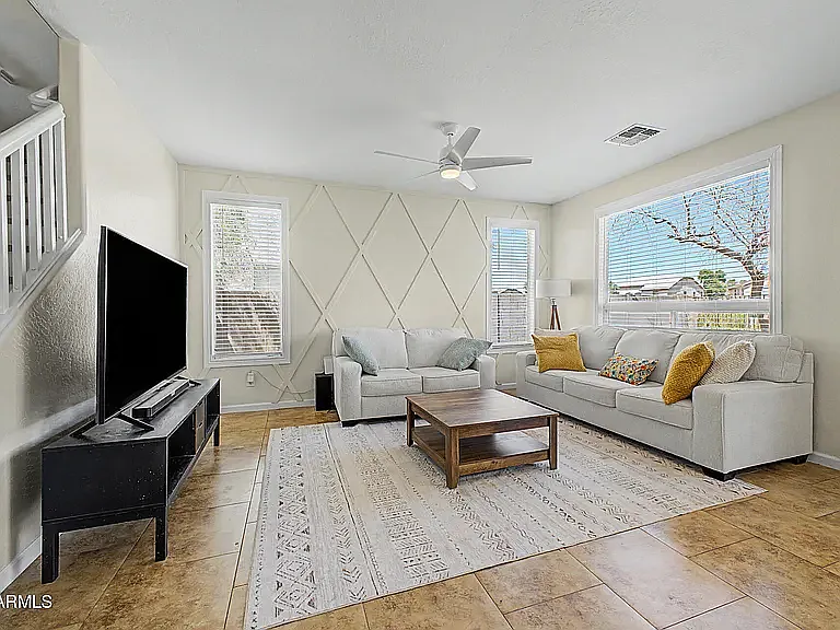 2527 S 89th Dr — Photo 2