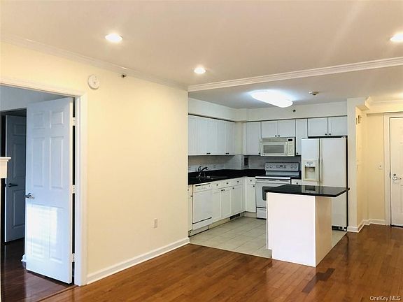 4th image of 31 Greenridge Ave APT 3A