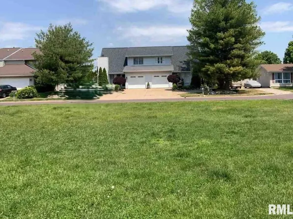 1102 Eisenhower Dr, Pekin, IL 61554