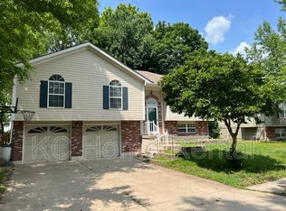 537 NE Summit Dr, Blue Springs, MO 64014