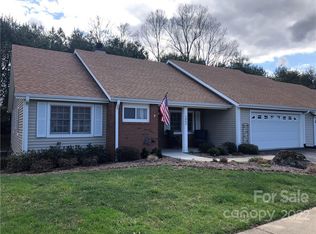 1042 Saddlebrook Dr, Hendersonville, NC 28739
