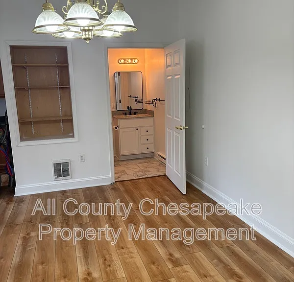 1011 Main St #B — Photo 11