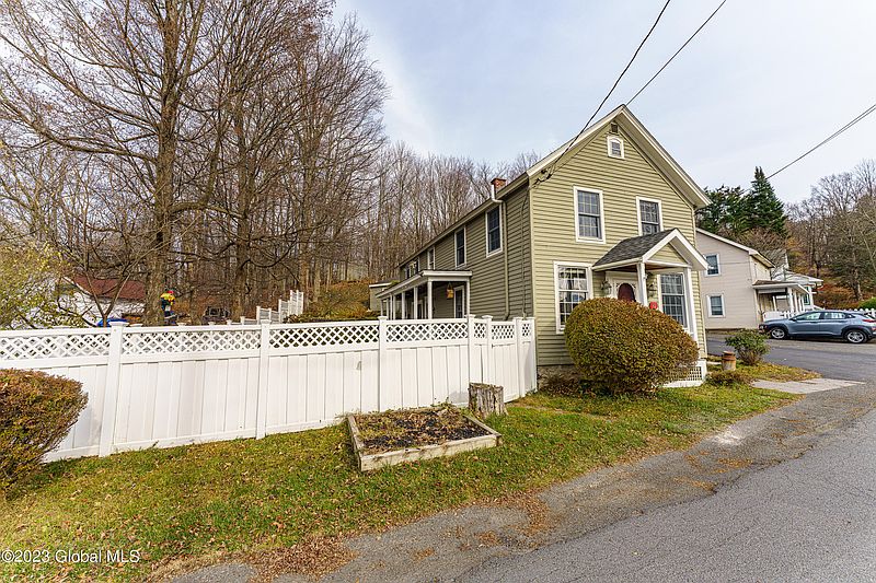 3rd image of 82 Schumann Road