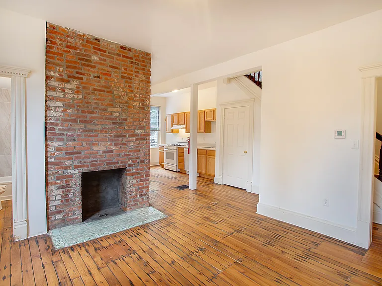 328 Franklin Ave — Photo 2