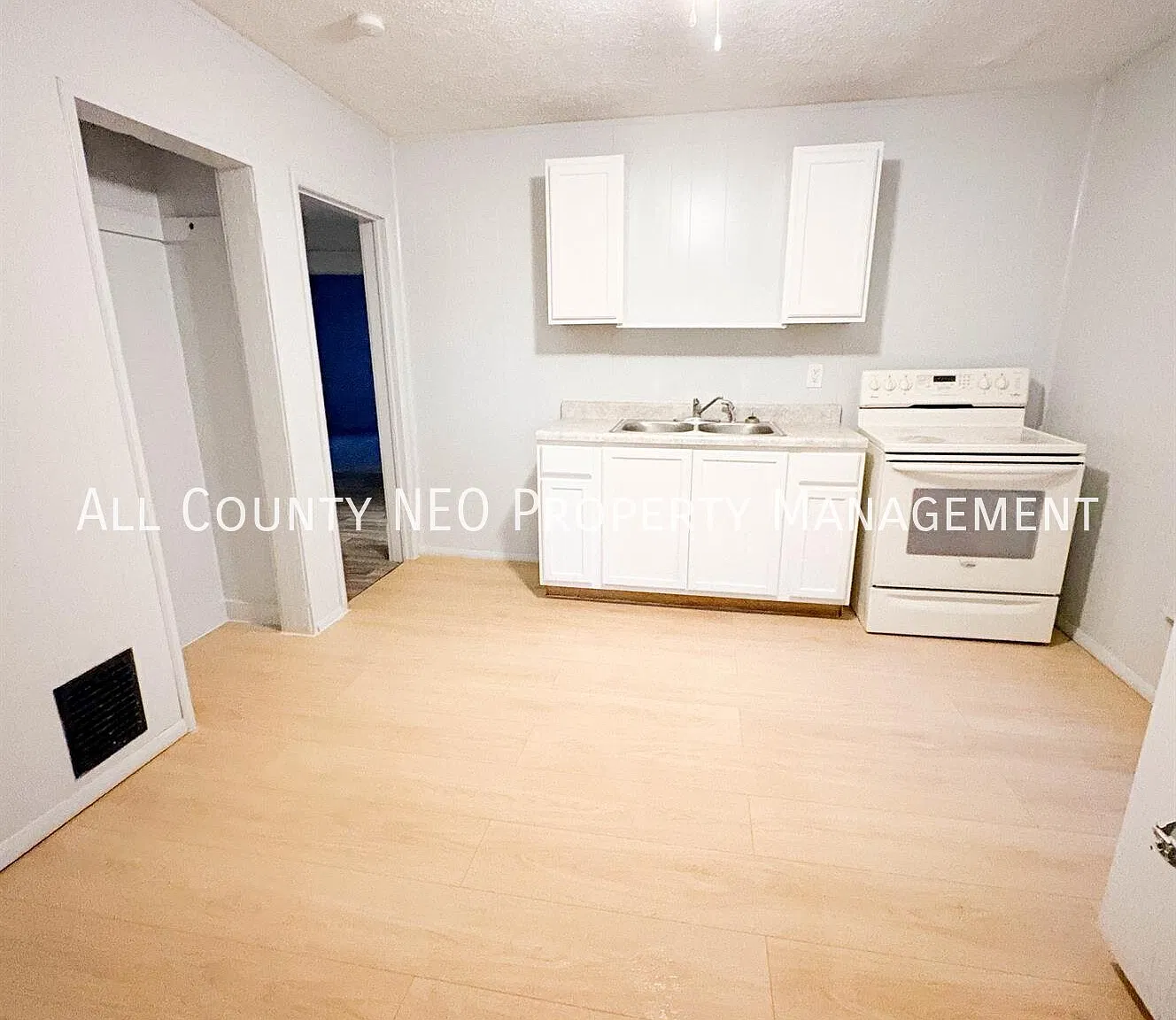Uniquely laid out 3 bedroom, 1 bathroom home. — Photo 3