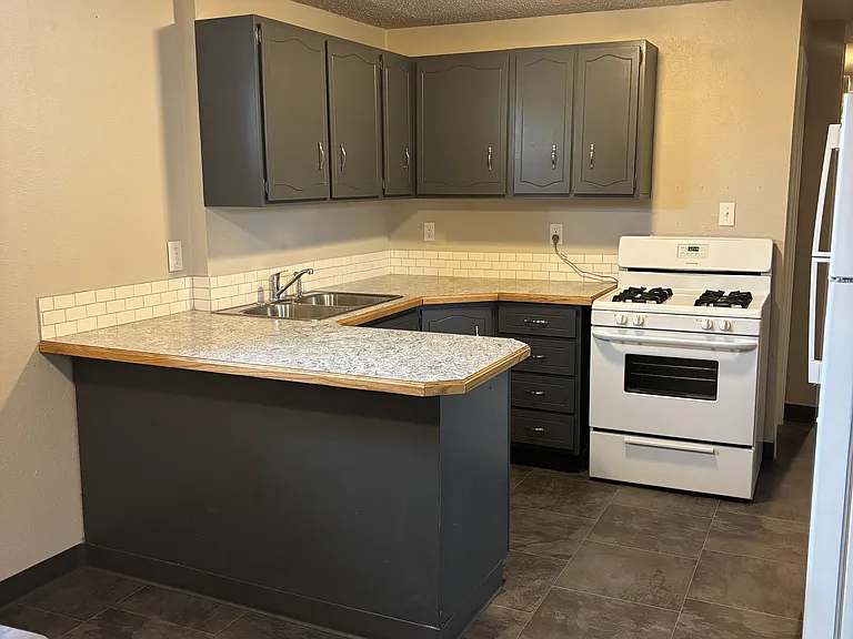 2119 E 11th St #BASEMENT — Photo 9