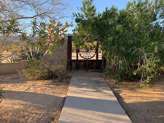 Formal wagon wheel gate