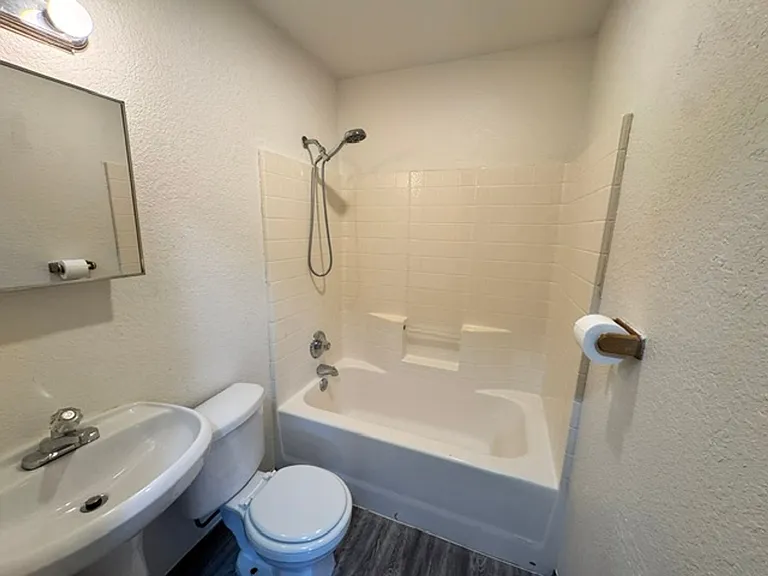 721 SW 13th St — Photo 10