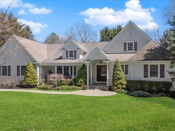 2 Memas Court, Dix Hills, NY 11746