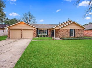 2305 Halbert Dr, Pearland, TX 77581