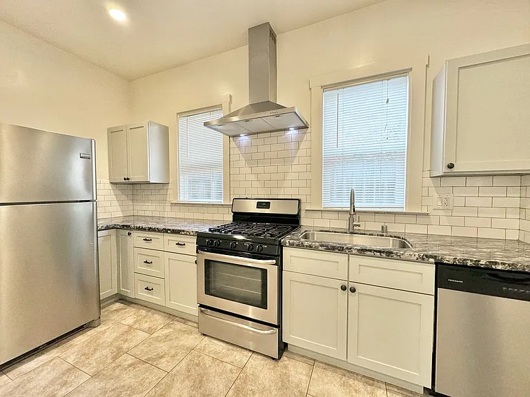 2608-2610 I Street — Photo 12