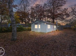 2620 Maplecrest Dr, Waterford, MI 48329