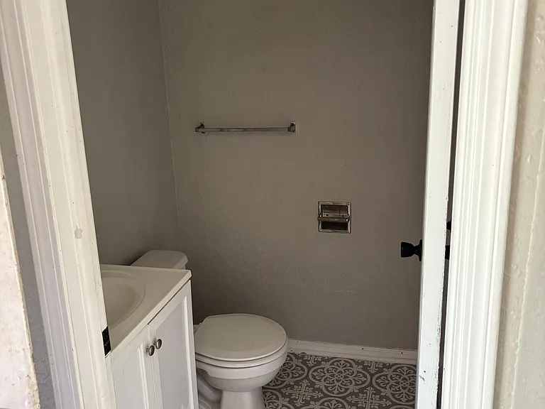 1207 E Main St — Photo 3