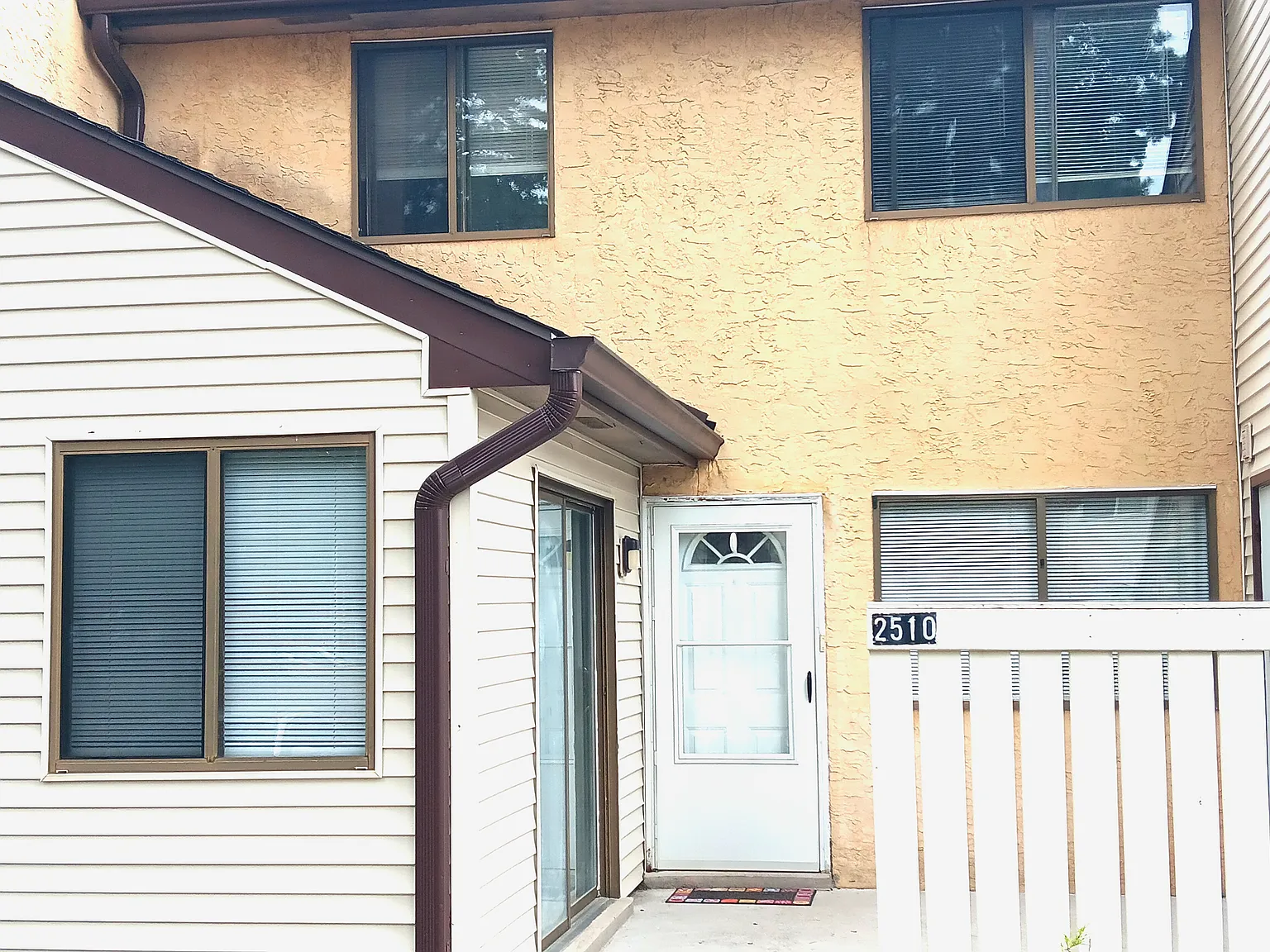 3 bed, 1.5 bath, 1268 sqft, $2,200 — Photo 1