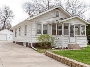 1230 Maplewood Dr NE, Cedar Rapids, IA 52402